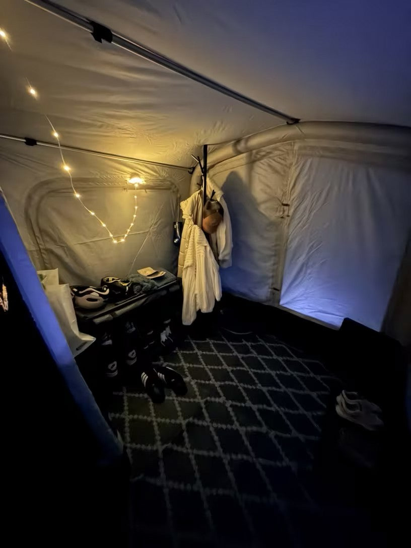 Intérieur de tente éclairé par la guirlande OVELIS
