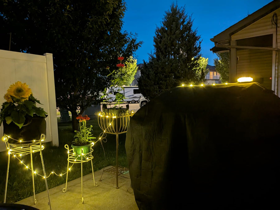 Guirlande OVELIS sur une terrasse et autour des jardinières