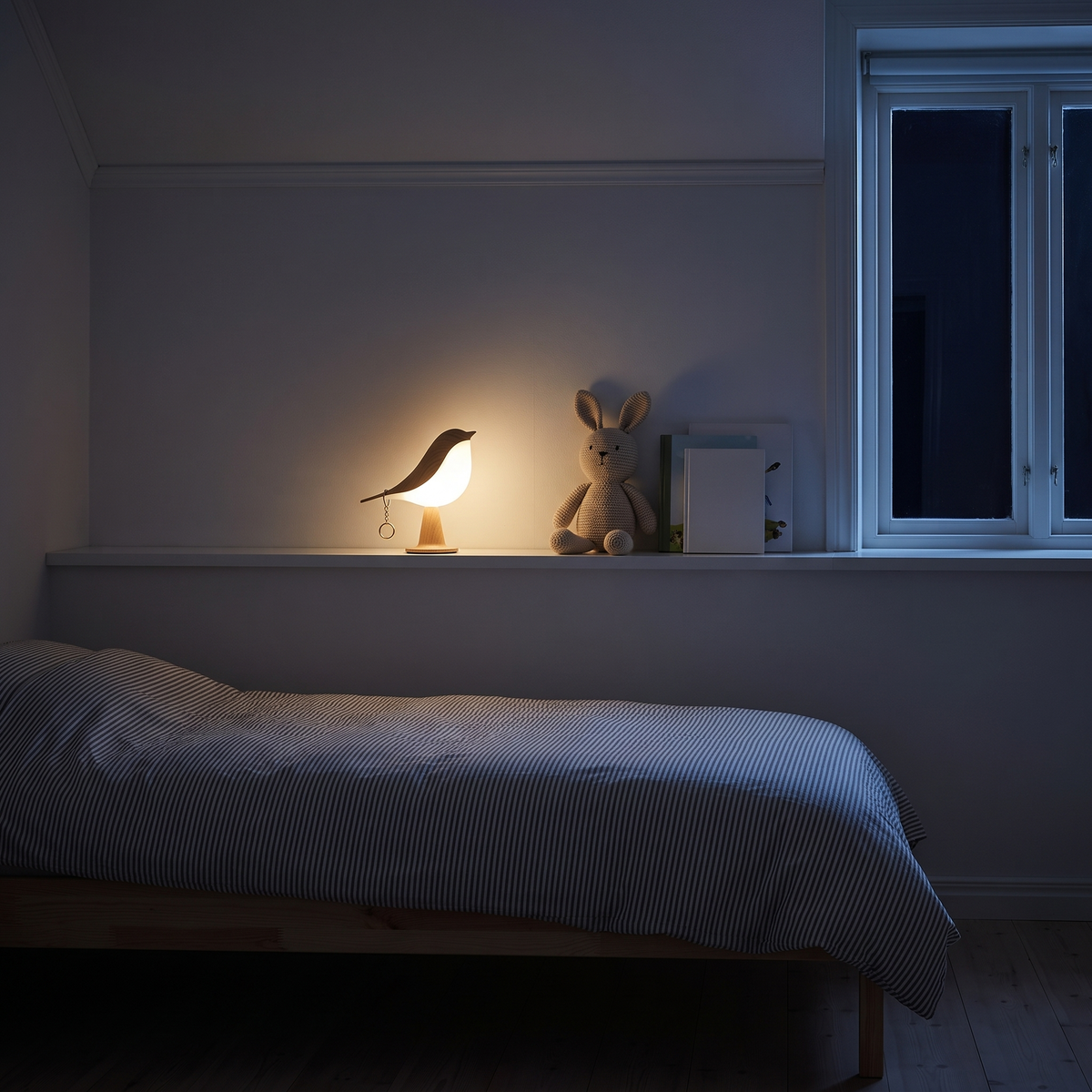 Cora in licht hout als gedimd nachtlampje in een kinderkamer