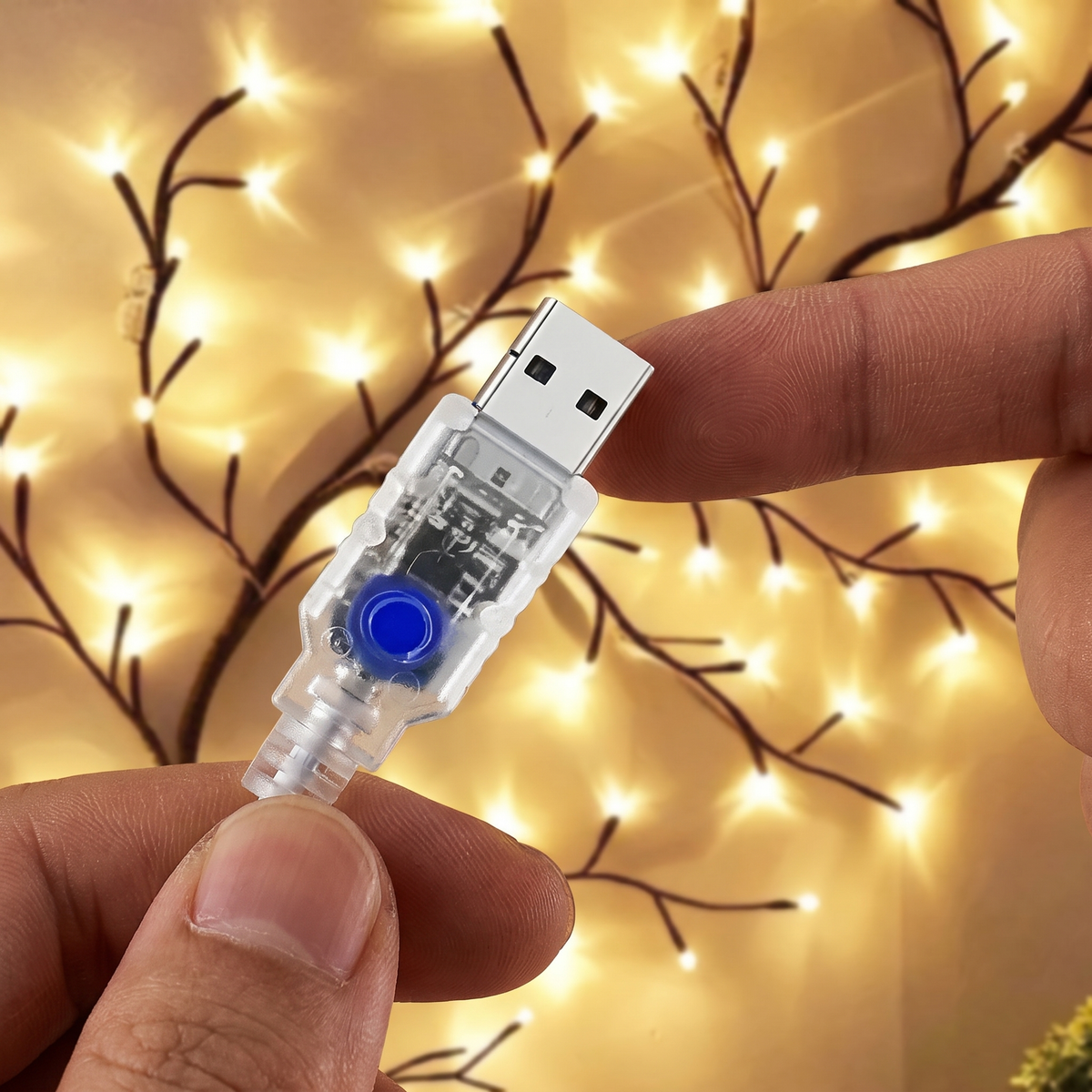 Salix USB-kontakt mellan fingrarna, grenen lyser i bakgrunden
