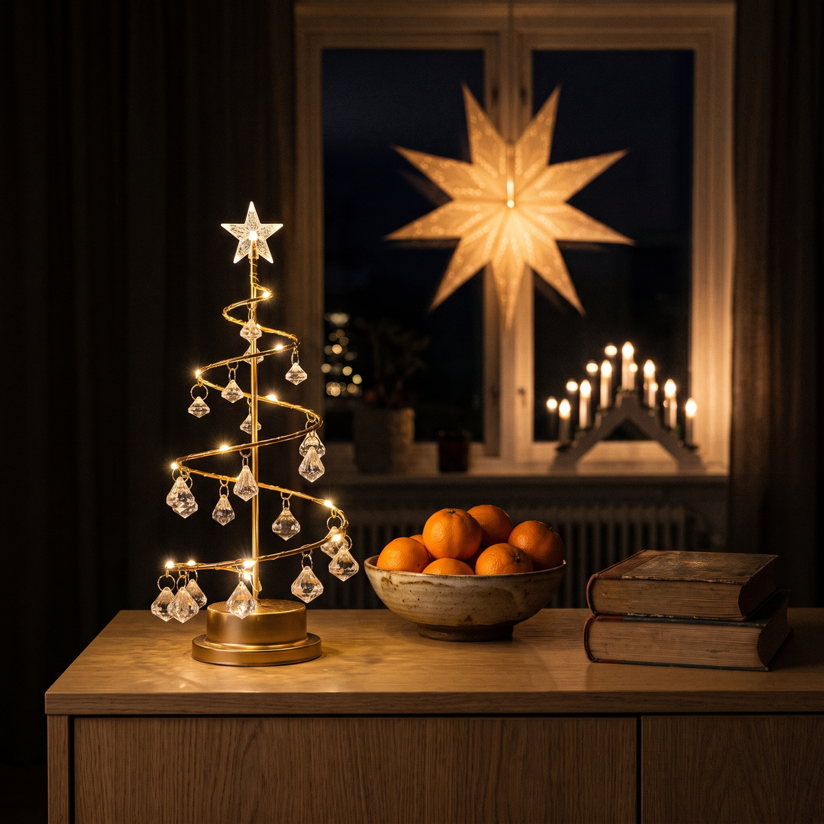 Tindra tänd på en ekskänk bredvid klementiner, adventsstjärnan och ljusstaken lyser i det mörka fönstret