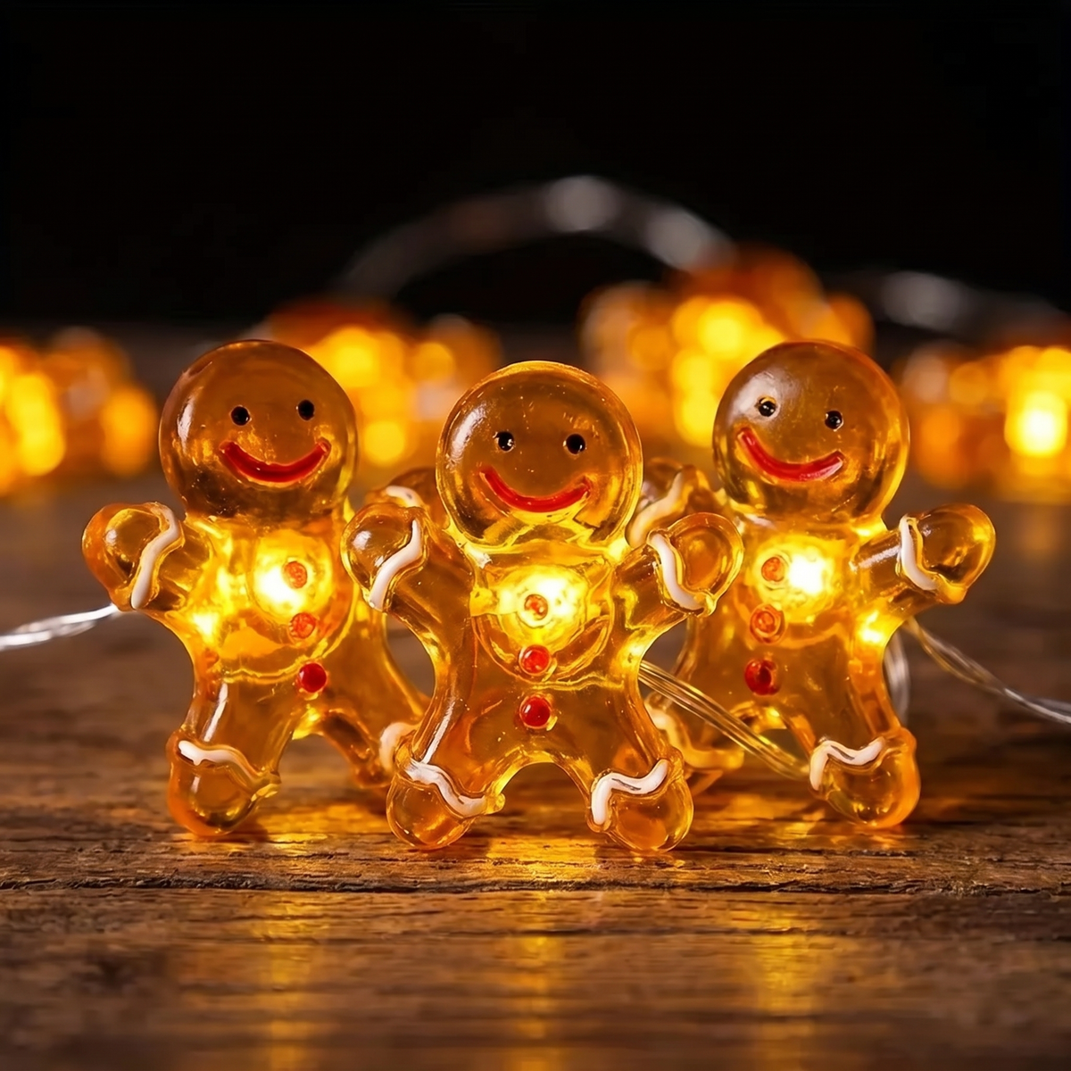 Närbild på tre av Dulces pepparkaksgubbar, tända inifrån