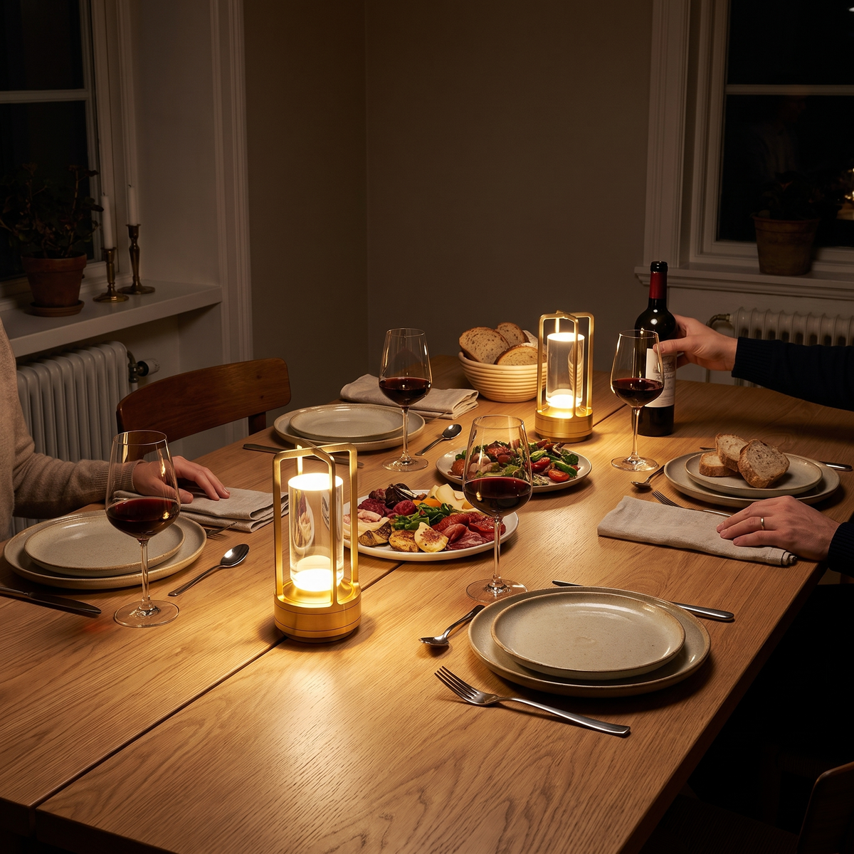 Två Lanta i guld tända på middagsbordet en novemberkväll, taklampan släckt