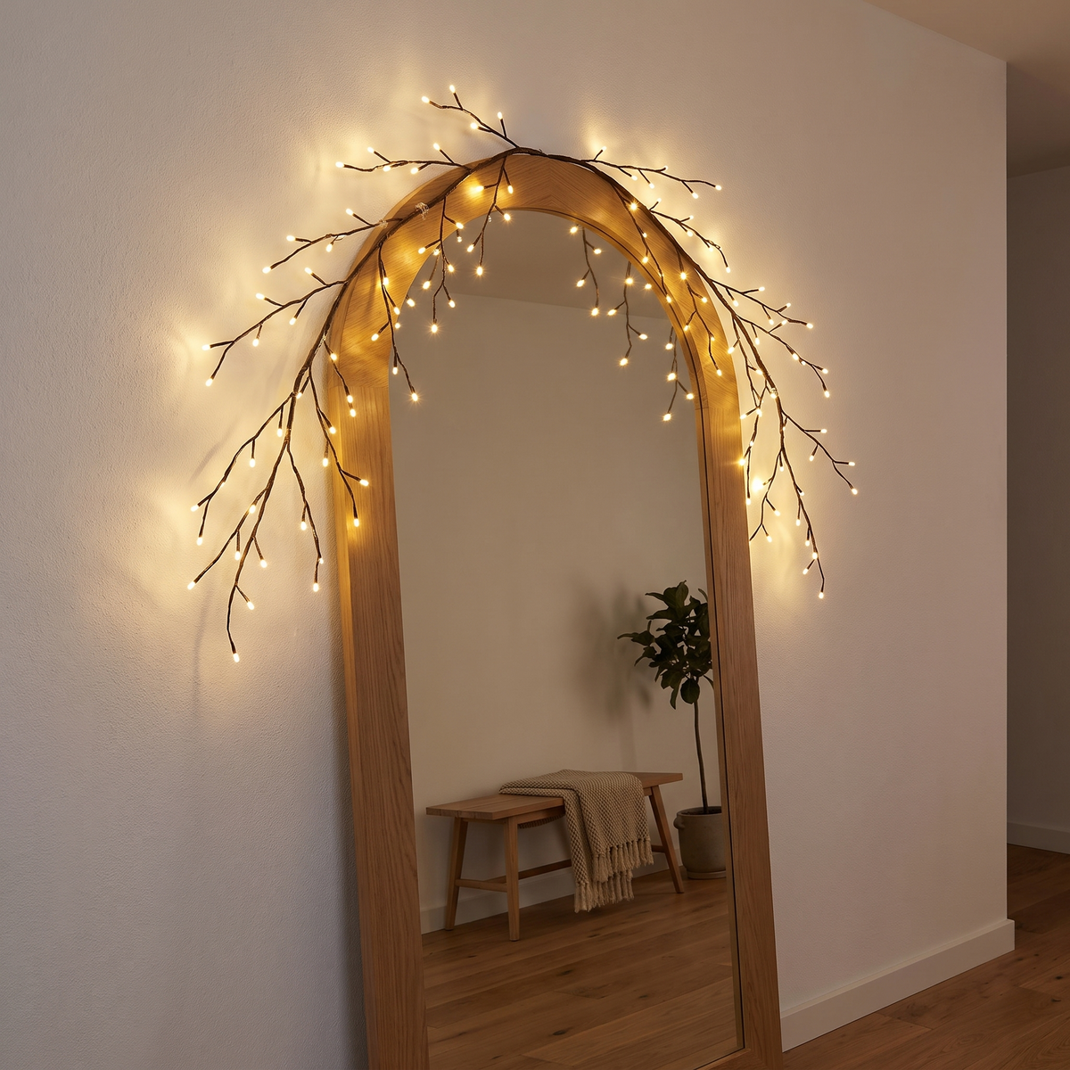 Salix böjd i en båge över en hög välvd spegel i hallen, tänd