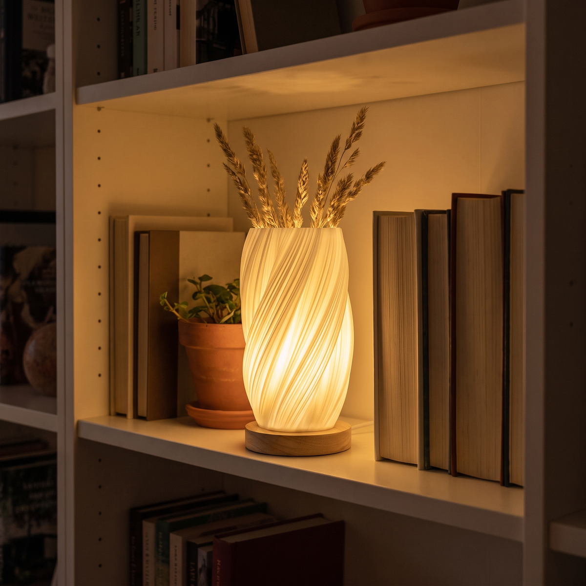 Sela tänd i en vit bokhylla mellan böckerna