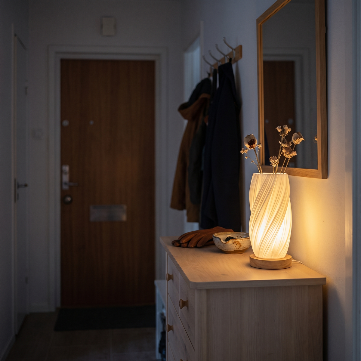 Sela tänd på byrån i hallen en mörk eftermiddag