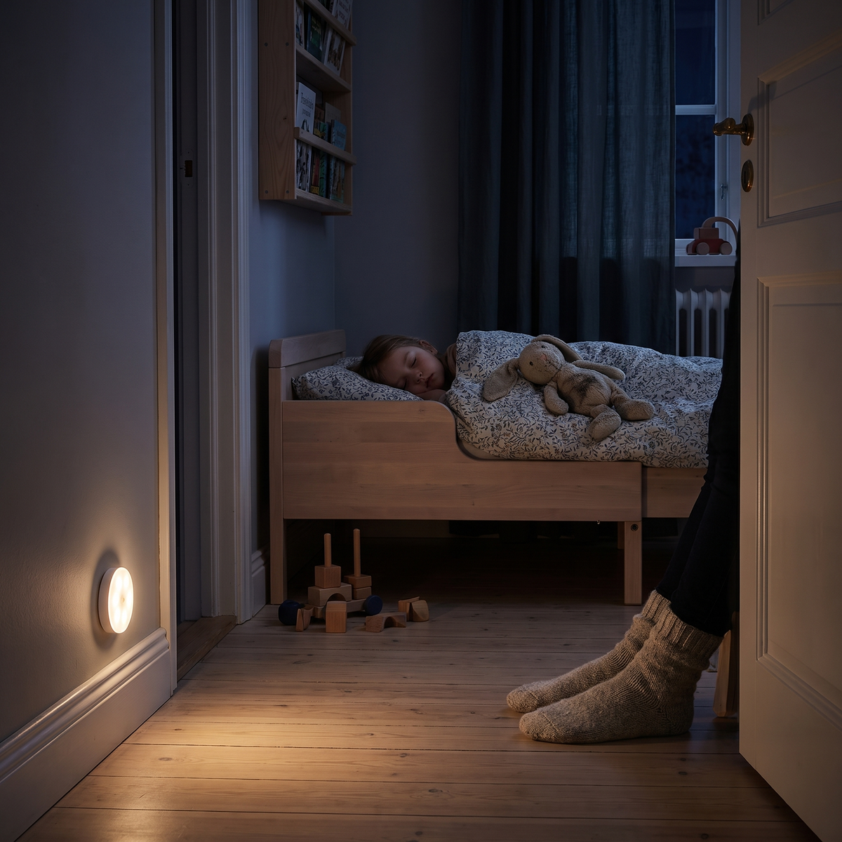 Sensa tänd vid dörren i ett barnrum där ett barn sover