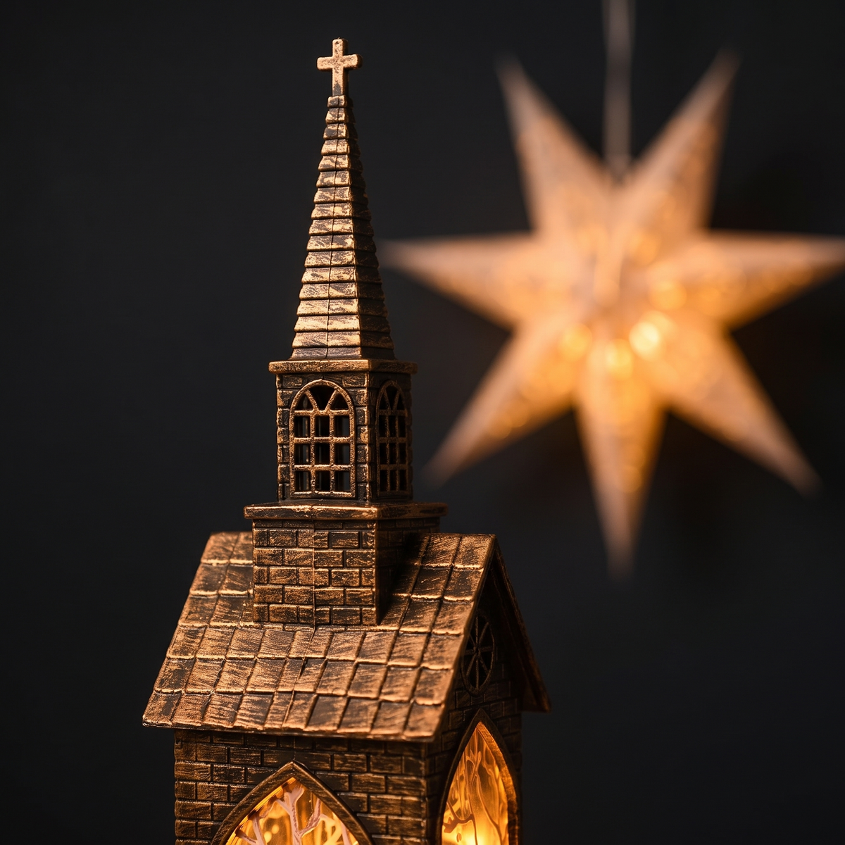 Närbild på Vespers torn, kors och bronsfärgade tak i skenet från fönstret