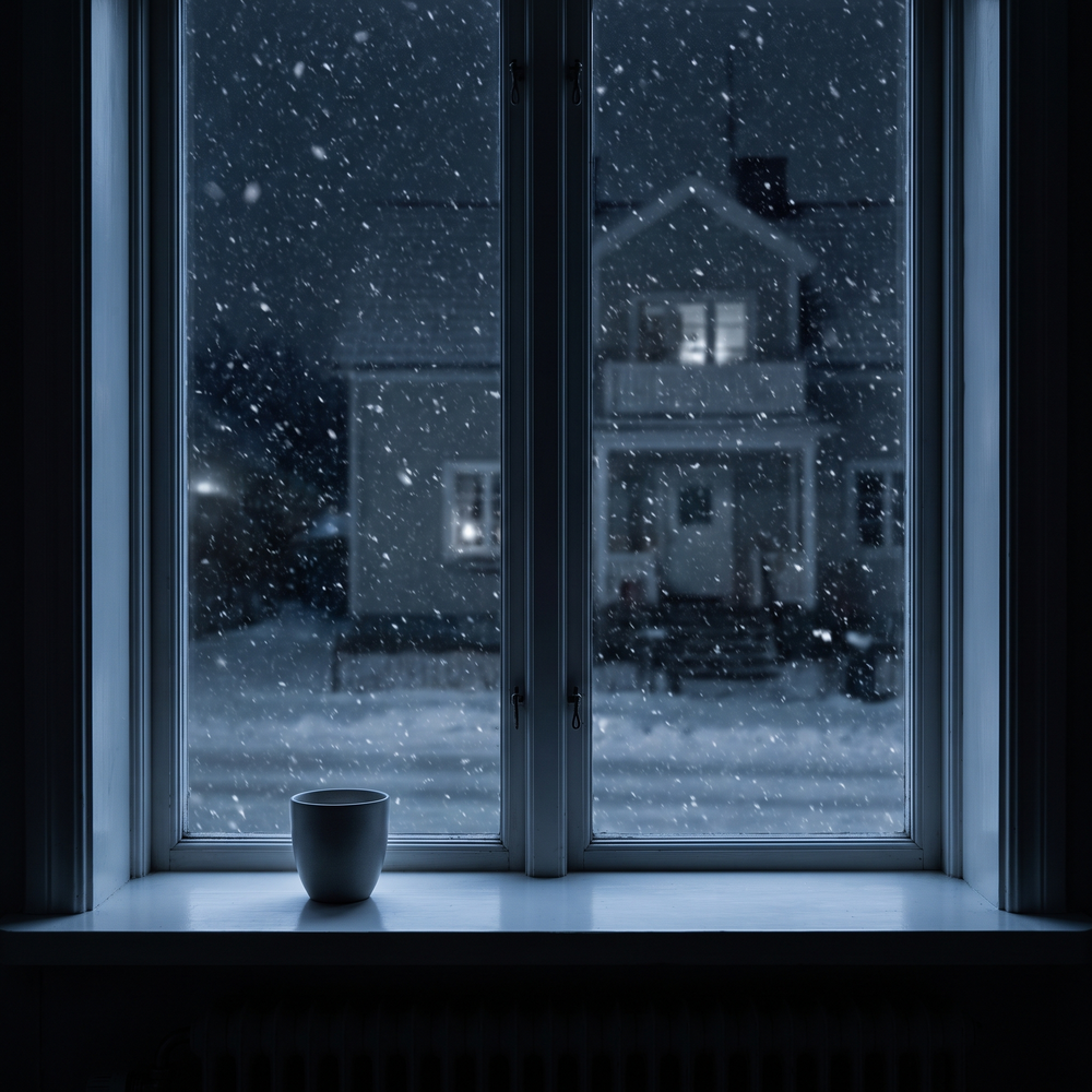 Före: fönsterbrädan en snöig kväll, utan Vesper