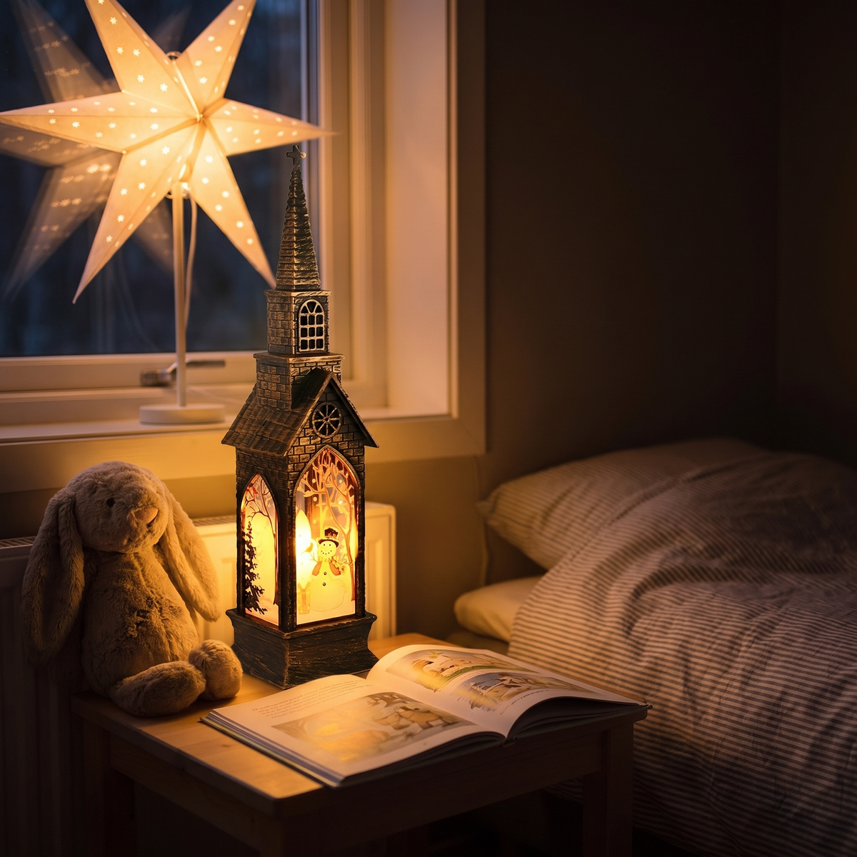 Vesper med snögubbemotiv tänd på nattduksbordet i ett barnrum bredvid en bilderbok